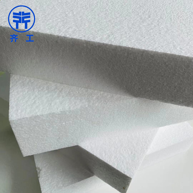   　　xps擠塑板在建筑領(lǐng)域的應(yīng)用比較廣泛。下面給大家分享一些相關(guān)知識(shí)。  　　xps擠塑板優(yōu)點(diǎn)是什么：  　　XPS擠塑板采用聚苯乙烯擠出工藝生產(chǎn)，生產(chǎn)的板材為蜂窩狀閉孔結(jié)構(gòu)，不透氣，不滲漏，因此其保溫隔熱，防水防潮效果非常好，除了材質(zhì)輕、強(qiáng)度高外，按體積每立方米僅重30公斤，但其強(qiáng)度至少可以達(dá)到250kpa，更多的可以達(dá)到550kpa。這是普通板材無(wú)法達(dá)到的指標(biāo)值。  　　因?yàn)閄PS擠塑板具有隔熱、防水、防潮、輕便、抗壓等特點(diǎn)，被廣泛應(yīng)用于各個(gè)行業(yè)。如建筑設(shè)施的外墻保溫，特別是外墻和平屋面的保溫處理，都是xps擠塑板的適用范圍。外墻掛板應(yīng)重量輕，阻燃性能好，B1、B2級(jí)外墻掛板在火災(zāi)事故發(fā)生時(shí)預(yù)防變?yōu)榭扇嘉镔|(zhì)，引發(fā)安全事故，在當(dāng)前追求低碳、生態(tài)、環(huán)保的自然環(huán)境下，外墻掛板既可以回收利用廢塑料，也可以為建筑增加一層保溫層，節(jié)約能源。  　　xps擠塑板主要用途和應(yīng)用領(lǐng)域。  　　xps擠塑板可用作地面鋪裝、機(jī)場(chǎng)道路和高速公路的地基等。擠壓板防水防潮，不易變質(zhì)或滲水，合理有效減緩道路滲漏造成的路基塌陷。  　　擠塑板是冷庫(kù)建設(shè)中不可缺少的材料。它不僅起到保溫隔熱的作用，而且由于擠塑板表面的微孔結(jié)構(gòu)，可以吸收和緩沖少量水蒸氣凝結(jié)，減少水滴的形成。冷庫(kù)專(zhuān)用冷庫(kù)保溫板需要非常高的厚度，10cm以上。因此，在冷庫(kù)建設(shè)中，通常采用兩層冷庫(kù)保溫板。一是增加厚度，二是將兩層塑料擠塑板交錯(cuò)排列，以增加保溫性能，避免溫度損失。  　　地板外墻也可以用阻燃板保溫。  　　xps擠塑板現(xiàn)在更多地用于家居裝飾。首先，擠塑板不是很硬，在室內(nèi)，踩人的腳會(huì)有一定的緩沖。腳感特別舒服，沒(méi)有那么硬，我們稱(chēng)之為地墊寶。地墊寶就是這么一個(gè)目的，它是一種比外墻擠塑板更強(qiáng)、更大、更薄、不含阻燃劑的擠塑板。  　　以室內(nèi)放置家具為主，還需要做好經(jīng)年累月的活動(dòng)踩踏，需要相應(yīng)的強(qiáng)度;擠塑板采用蜂窩閉孔框架，確保只能使用薄層。自帶更好的保溫、防水、防潮效果，室內(nèi)地板有限。與家裝相比，地基越薄，空間環(huán)境越大，活動(dòng)越舒適。擠塑板在室內(nèi)一般來(lái)說(shuō)是2公分厚，厚度就夠用。